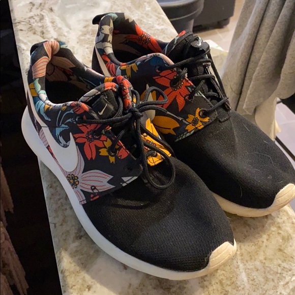 Nike Shoes - Nike Roshe Free Runs Floral